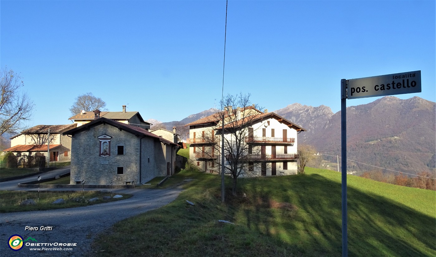 74 Seguendo la strada asfaltata scendo alla contrada Pos. Castello, panoramica sulla Val Serina.JPG
